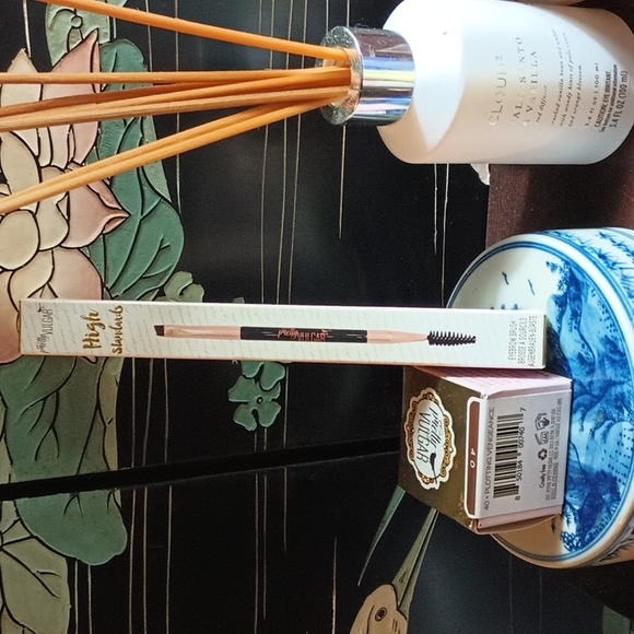 Pretty Vulgar's Eyebrow gel and Eyebrow brush. - Picture 6 of 7